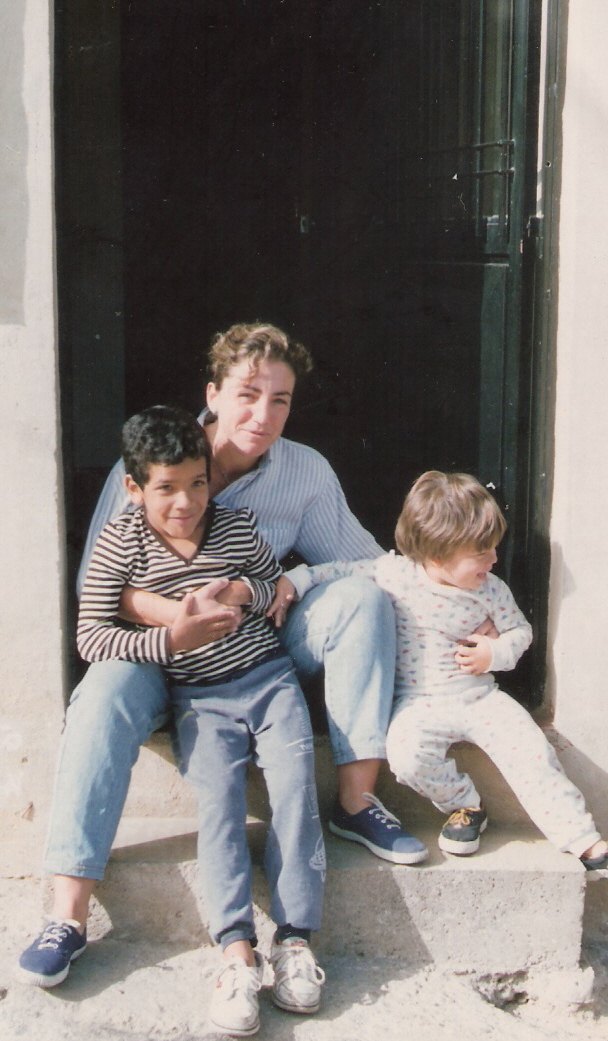 Ana Prosper Chica en Misión(Valencia) con Darwin chico de la calle e Isabel hija de Paco y Pili